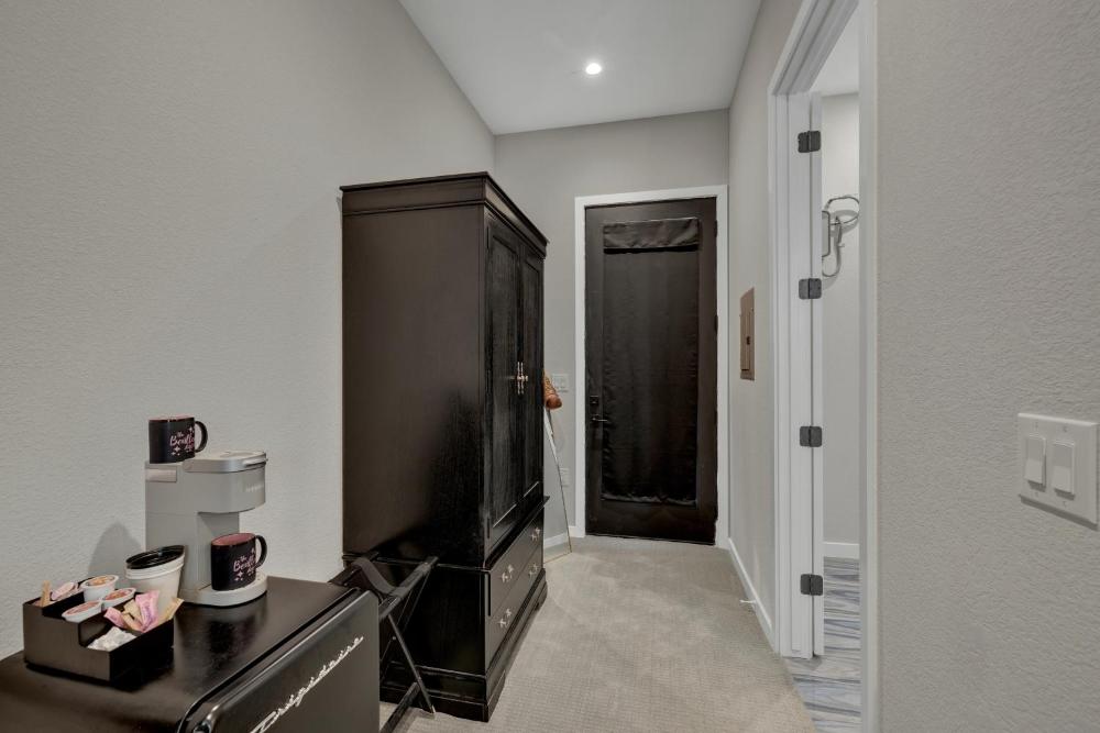 King Suite with Balcony interior